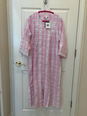 Miss Elaine PL Seersucker Robe NWT
PINK and BLUE PLAID